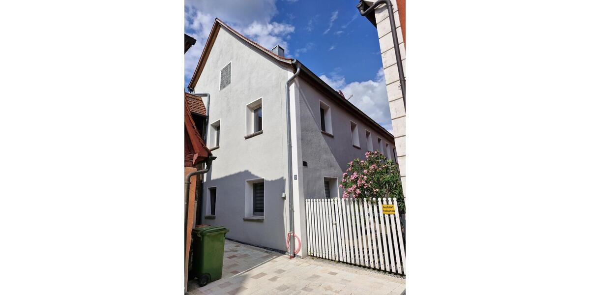 Wohnhaus an historischer Stadtmauer mit Garten und Stellplätzen zimmer