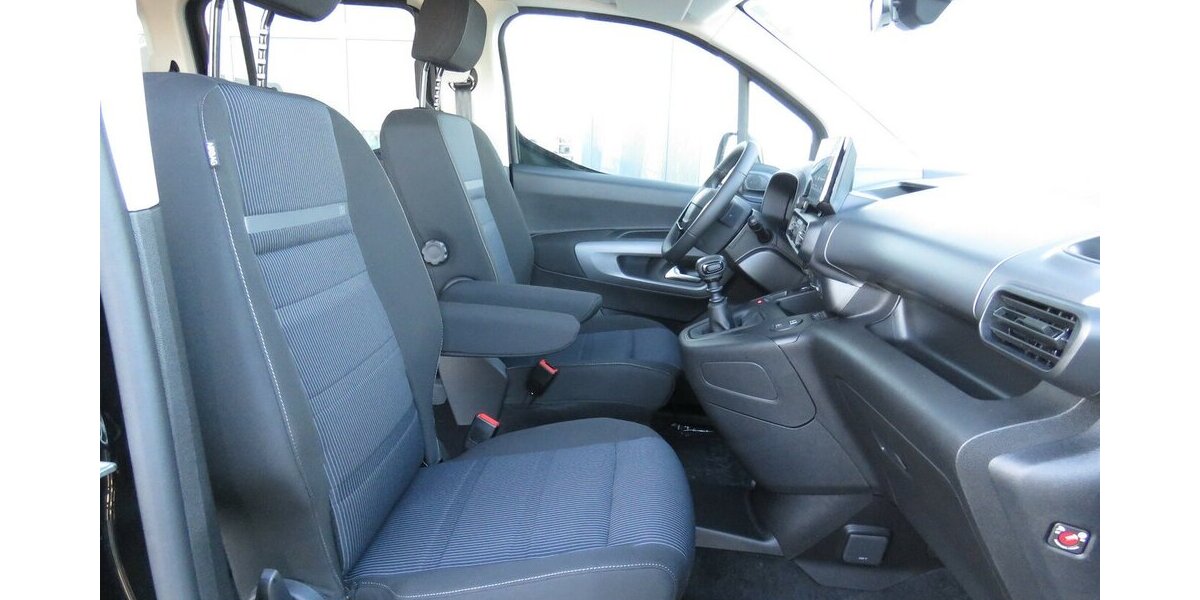 Fiat Doblo Maxi Kombi 130 AT / 7-Sitze + 10-Zoll Navi 10.280 km 27.965 &euro; Münchenbernsdorf 07589