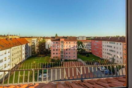 Großzügig geschnittene Dachgeschoßwohnung mit schönem Ausblick über Fürth