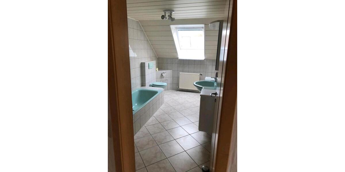 Helle 4-Zi DG Wohnung, Stellplatz Balkon Tageslichtbad EBK 4 zimmer