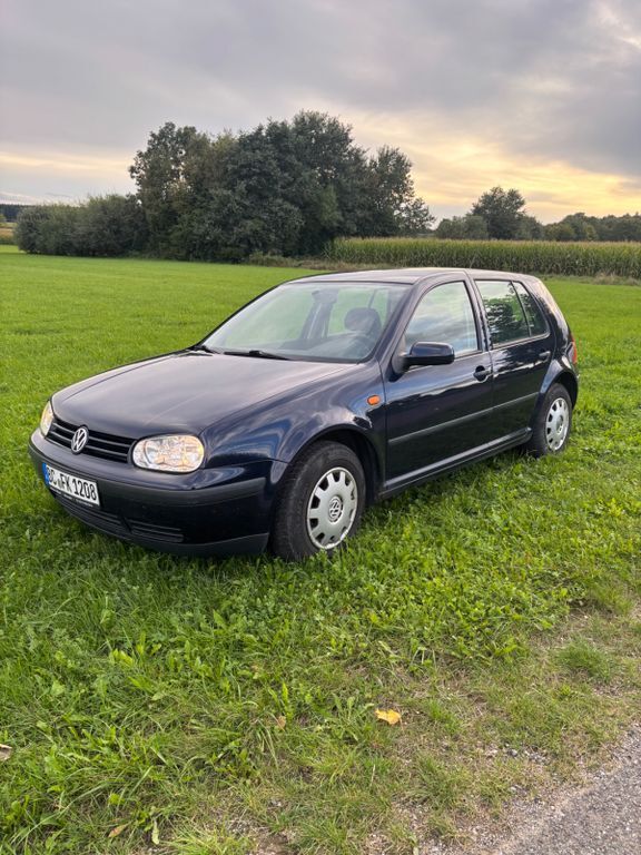VW Golf 124.000 km 2.600 € Uttenweiler 88524