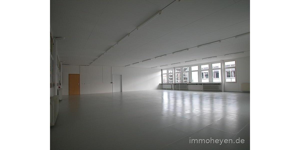 Büro-Gewerbeimmobilie, ebenerdig, vielseitig nutzbar, mit Parkflächen zimmer