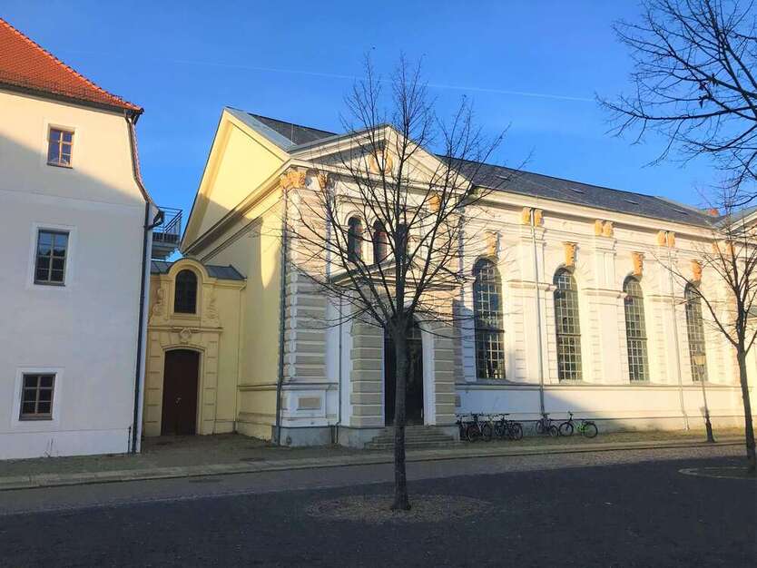 NEU -frisch renoviert. Gut geschnittene 4 Zimmer mit Balkon und Einbauküche! 4 zimmer