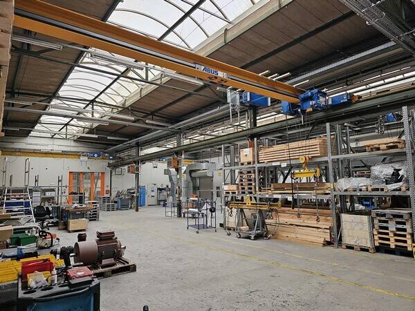 Gewerbeimmoblie mit Hallen- und Büroflächen zimmer