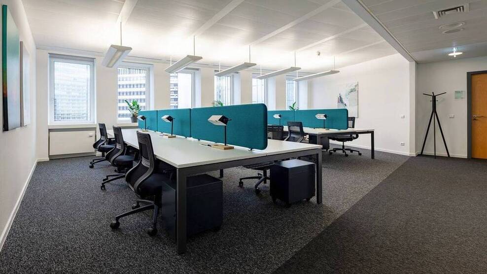 Flex Desk im Open Space mit Skylineview - All-in-Miete