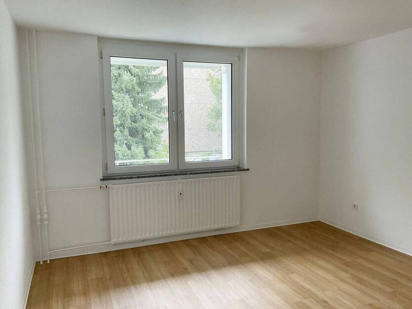 *City-Wohnung im Grünen* renovierte 3 Zimmer mit Balkon, guter Schnitt, Tageslichtbad mit Wanne