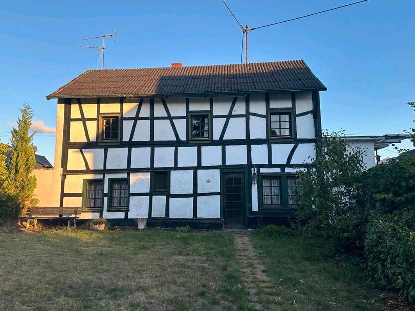 Fachwerkhaus mit sonnigem Garten, großem Nebengebäude