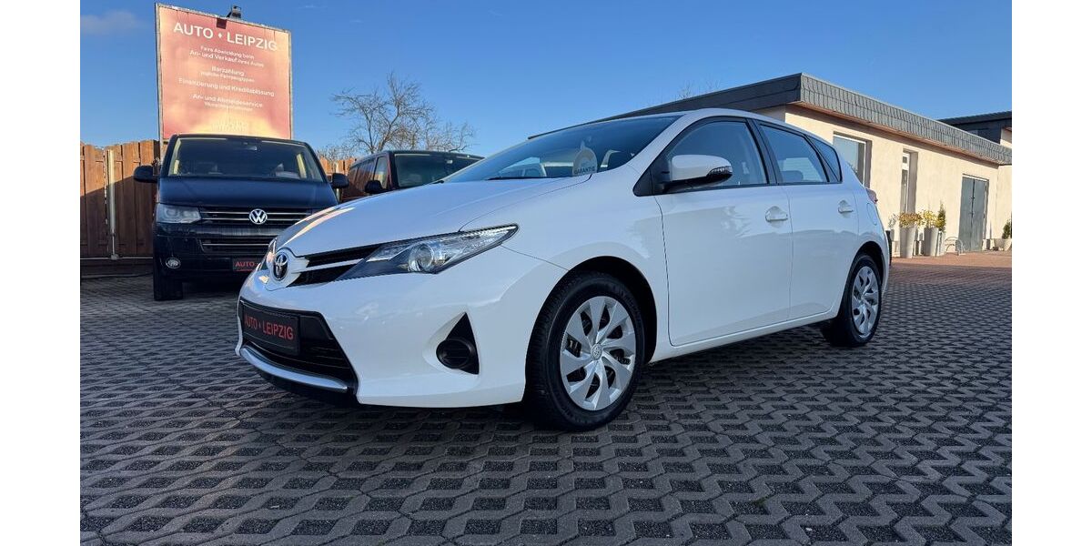 Toyota Auris 13.700 km 10.990 &euro; Leipzig 04178