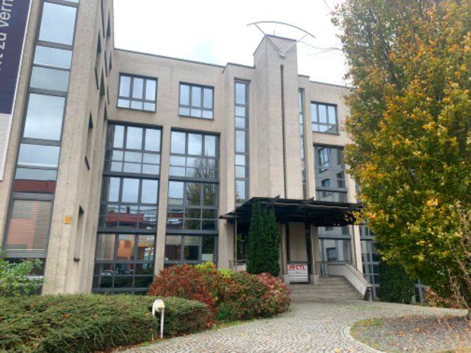 Helles, representatives möbliertes Büro inkl. Küche (Spülmaschiene, Kühlschrank, etc.) in ehemali...