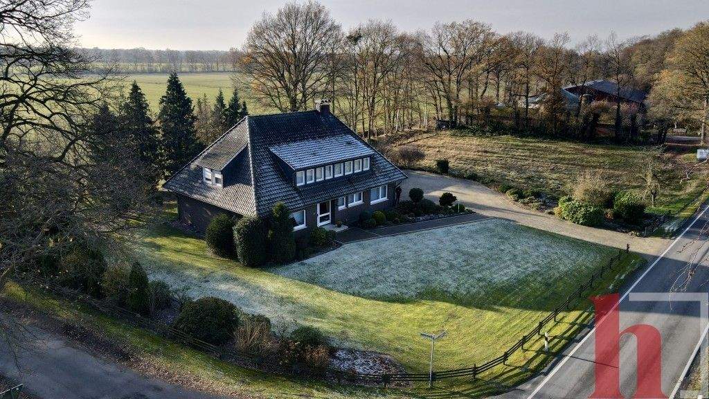 Solides Wohnhaus mit Doppelgarage im Außenbereich von Lohne 9 zimmer