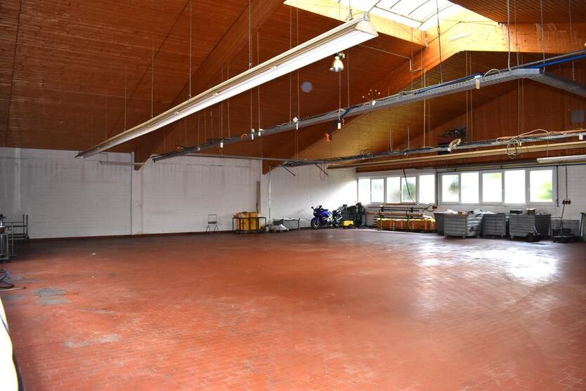 Ebenerdige Industriehalle mit Bürotrakt in Brakel zimmer