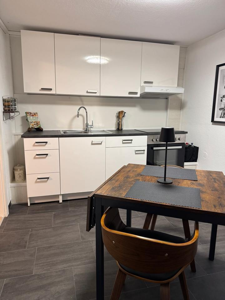 Modern möblierte 2 Zimmer Whg mit Balkon Küche in HX-Brenkhausen zimmer