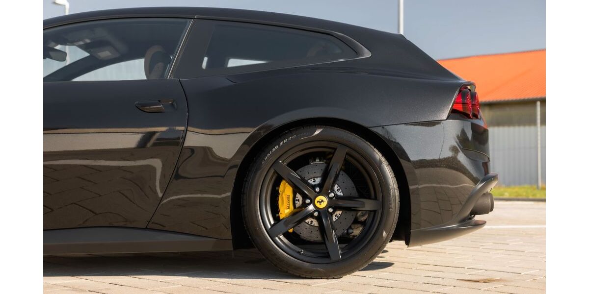 Ferrari GTC4Lusso 7.900 km 237.900 &euro; Oberderdingen 75038