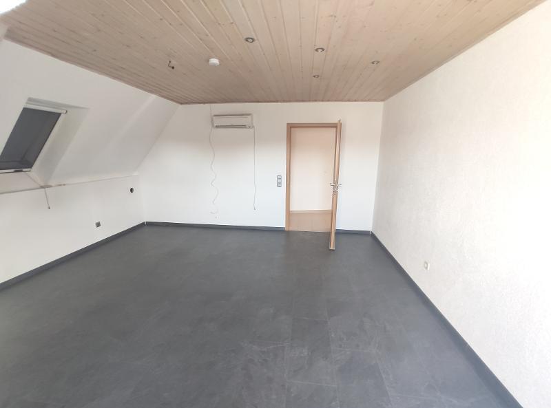 Große Maisonette mit Klimaanlagen (aktuell in 2 Wohnungen unterteilt) mit 2 Balkonen, 2 Einbauküchen und 2 Stellplätzen 5 zimmer