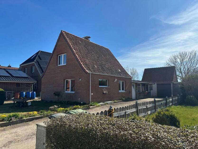 Einfamilienhaus zum Herrichten mit schönem Grundstück in Feldrandlage