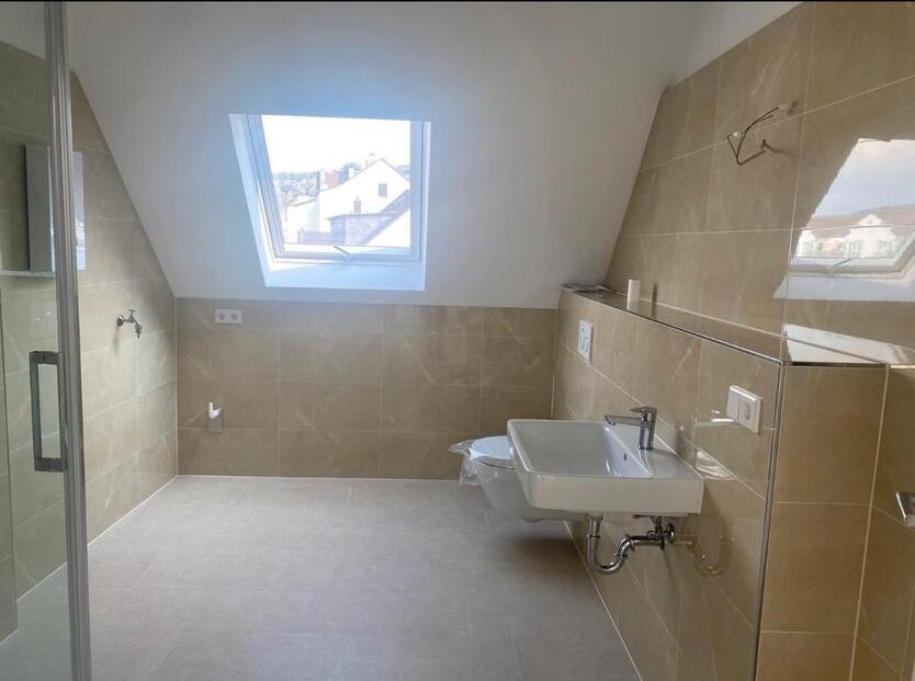 Dachgeschoßwohnung zu vermieten 120 qm