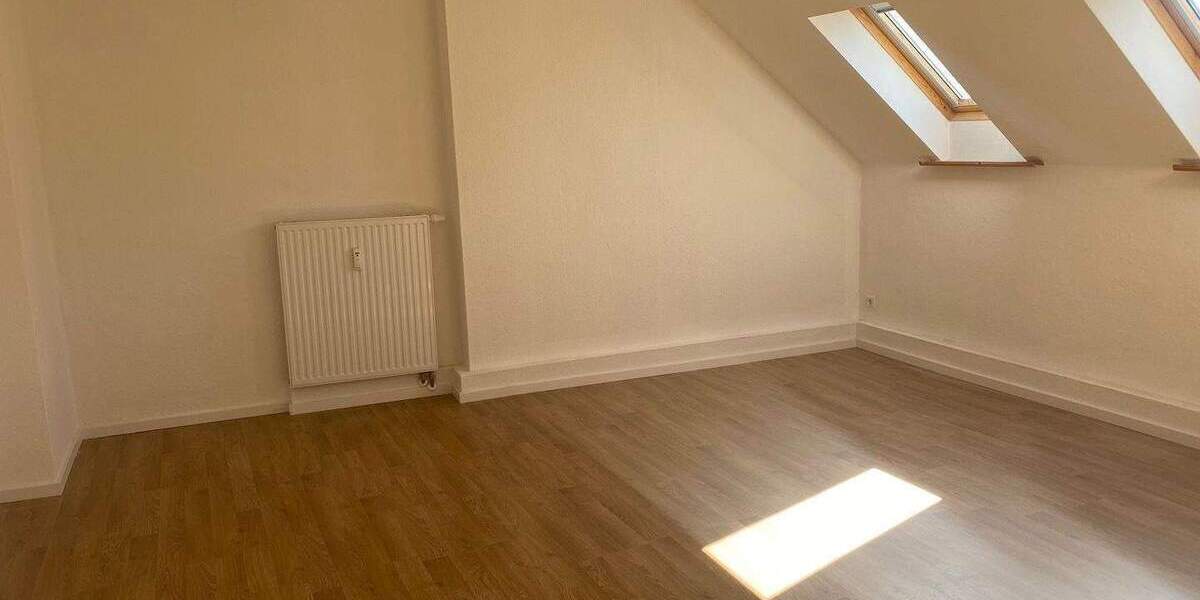 Gemütliche Dachgeschoss-Wohnung mit Kaminanschluss und begehbarem Kleiderschrank! 3 zimmer