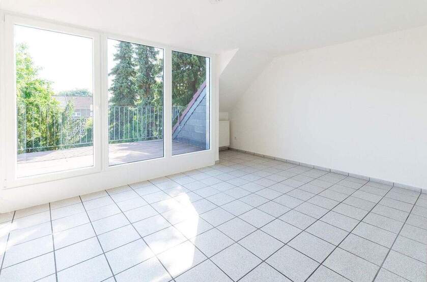 Provisionsfrei und bezugsfertig: Sonnige, gepflegte 3 Zi. DG-Whg. mit großer Dachterrasse 3 zimmer