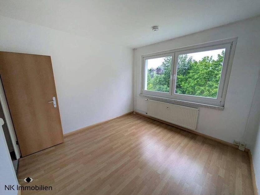 ++ schöne & günstige 3-Raum-Wohnung - großer Balkon mit Ausblick ins Grüne ++