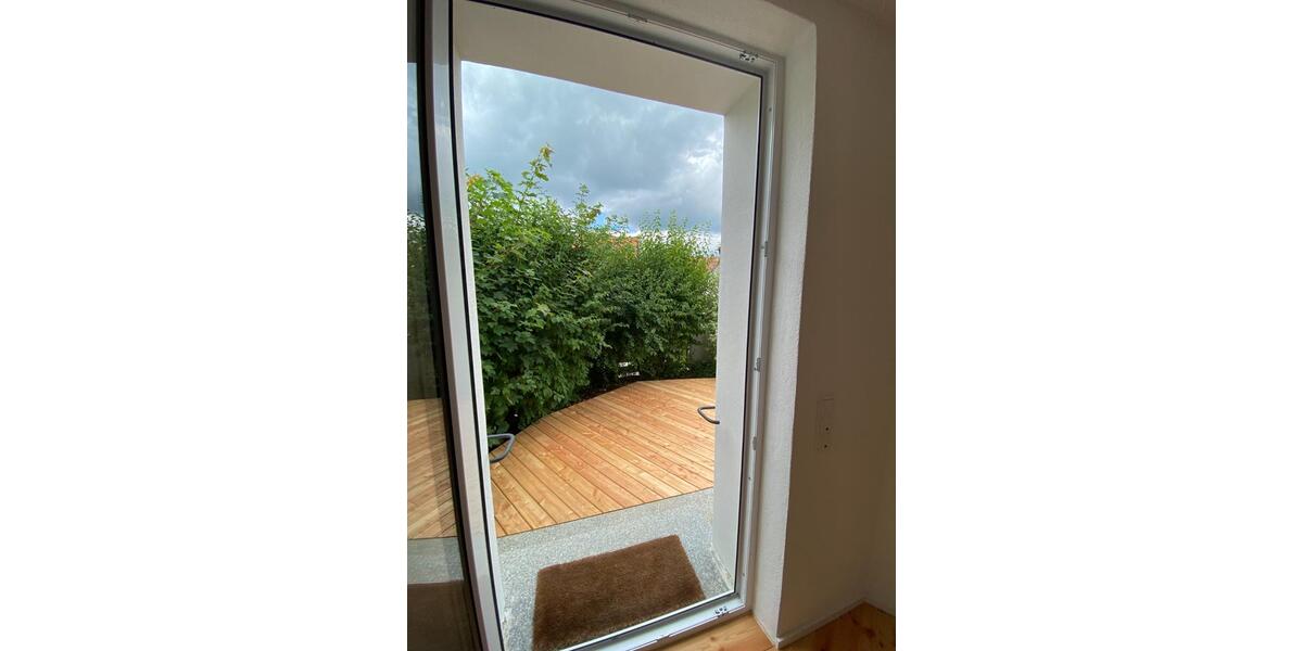 Superschöne sehr helle 2-Zimmer-Wohnung mit riesiger Holzterrasse 2 zimmer