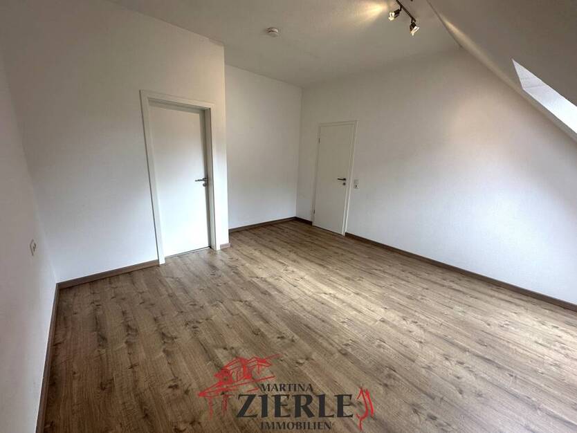 Gelegenheit, ab 01.10 frei! Schöne helle DG-Wohnung mit Balkon, Einbauküche und TG-Stellplatz! 2 zimmer