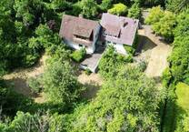 2 Häuser auf 3.030 m² Grund, in unverbrauchter Natur, am Fuße des Festungsberges!