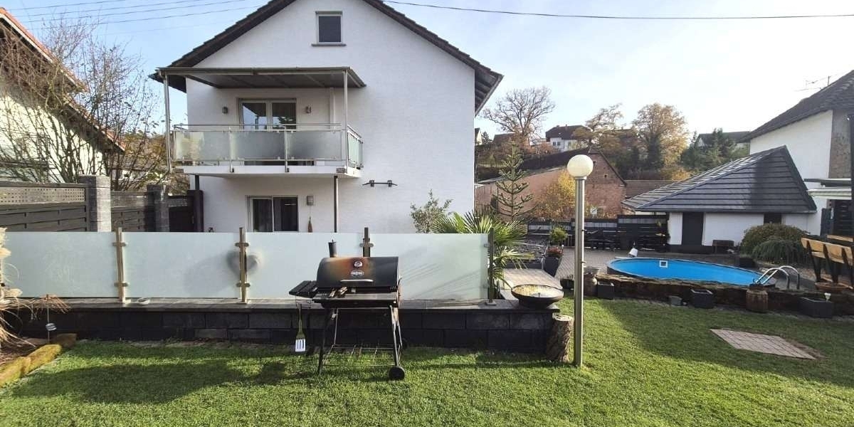 Großzügiges Wohnen für zwei Generationen: Poolbereich mit Poolbar und barrierefreiem EG - Zweifamilienhaus Katzweiler | Angebot:27131010