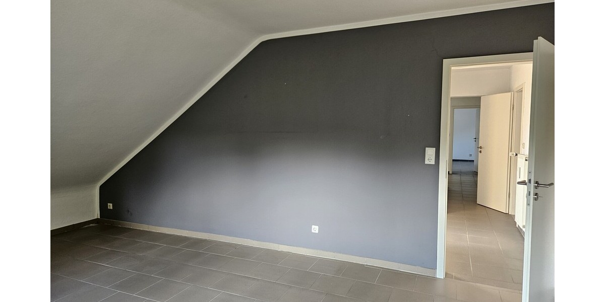 Moderne Dachgeschosswohnung in ruhiger Lage 4 zimmer