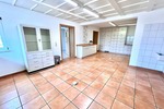 Praxis Ortsrand Singen mit 6 Räumen, 2 Eingängen & 8 Stellplätzen – Gewerberäume zimmer