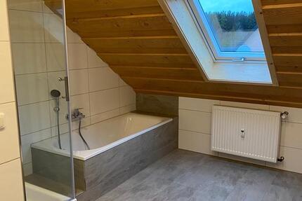 Großzügige Dachgeschosswohnung mit Balkon zu vermieten in Neusorg 3 zimmer