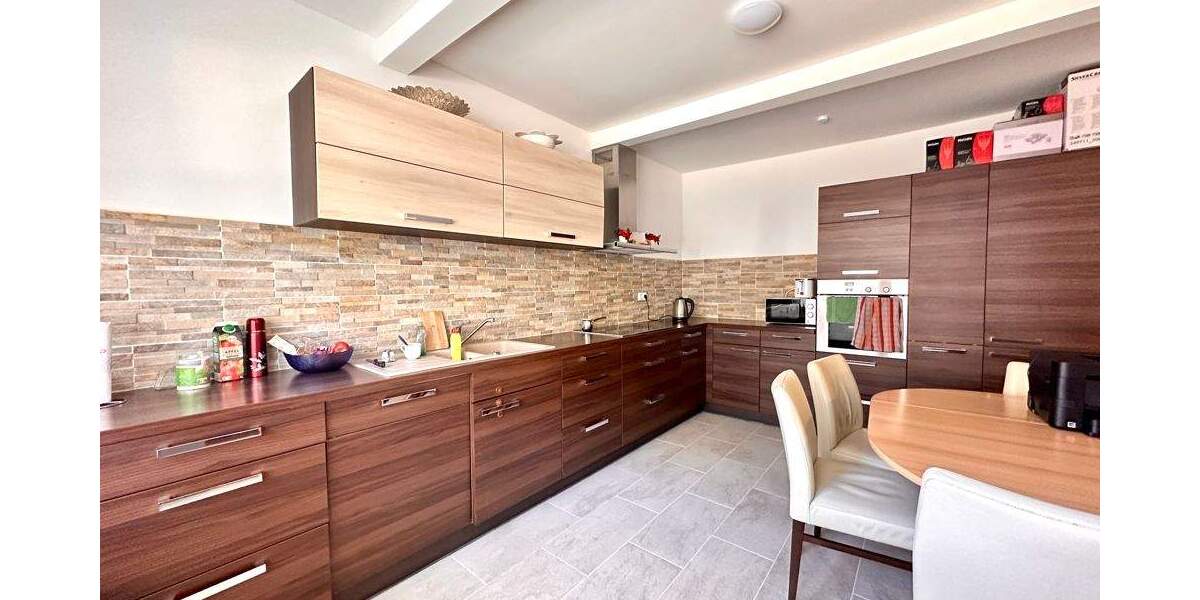 Saniertes Haus mit einigen Garagen - Eigennutzung oder Investition 5 zimmer