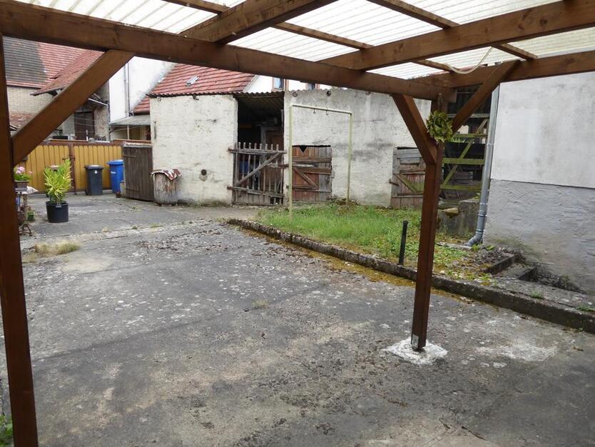 Einfamilienhaus mit Hof und Garage