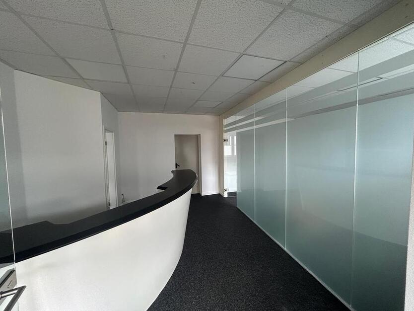 Modernisiertes Büro mit Lagerhalle in Kirchlengern