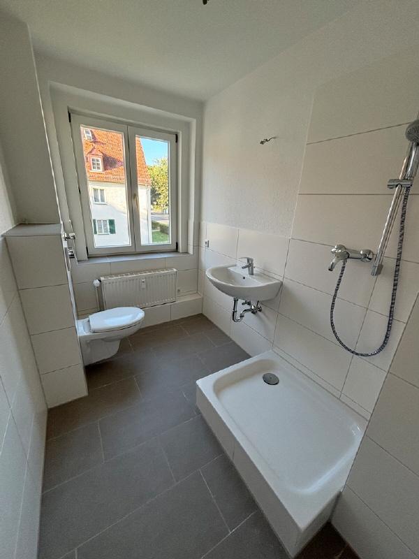 3,5-Zi.-Whg. mit Duschbad neu renoviert & sofort frei zimmer