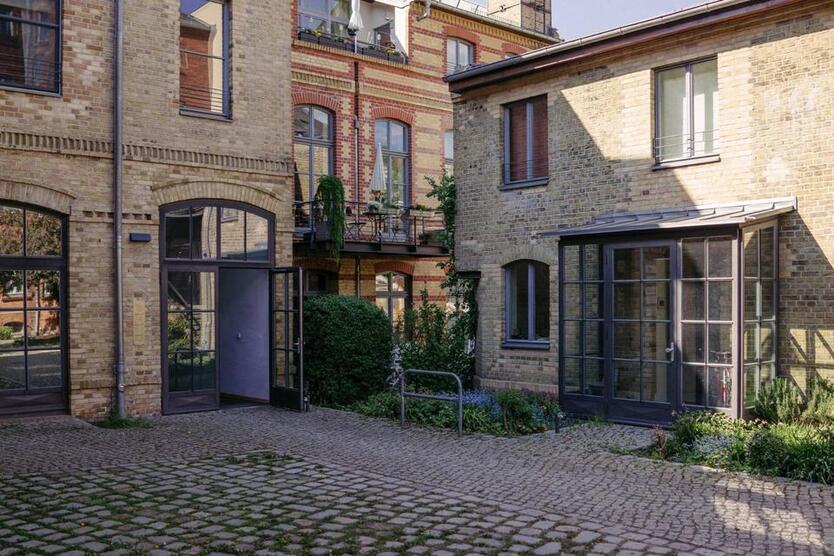 Arbeiten am Wasser: Helles Büro in Köpenicker Fabrikensemble