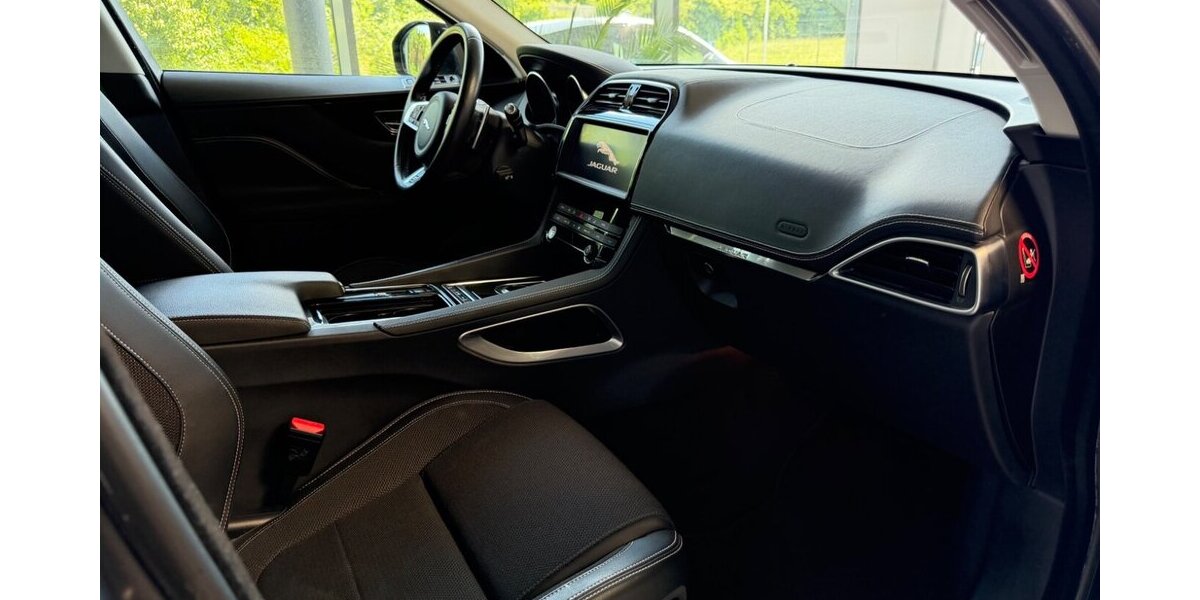 Jaguar F-PACE P250 R-Sport 25t+Xenon+Kamera+ACC+Spur 87.250 km 24.990 &euro; Westendorf 86707