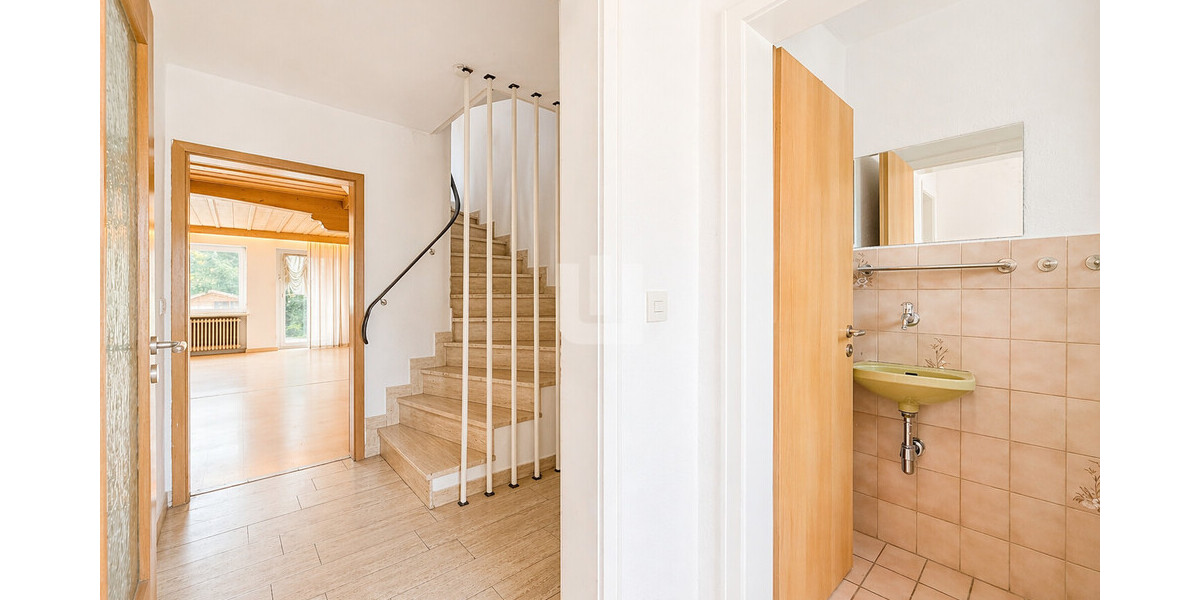 WINDISCH – Renovierungsbedürftiges RMH in Ortsrandlage von Olching – viel Potenzial für Familien! - Reihenmittelhaus Olching | Angebot:26534334