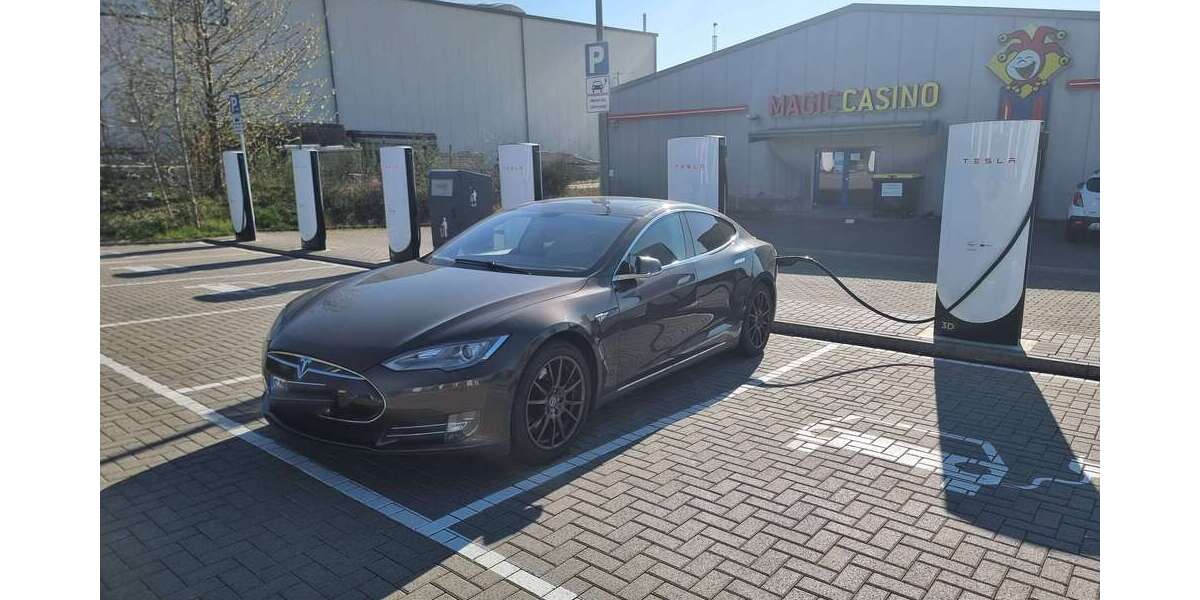 Tesla Model S 262.000 km 20.900 € Buch 56290