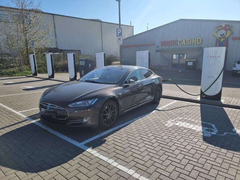 Tesla Model S 262.000 km 20.900 € Buch 56290