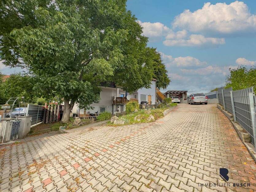 Familienfreundliches Dreifamilienhaus mit idyllischem Grundstück