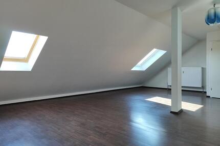 Helle Maisonette-Wohnung mit 3 Zimmern ohne Schrägen, 2 Bädern und einem großzügigem Dachstudio