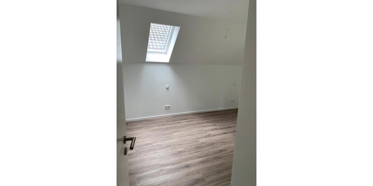 ANFRAGESTOPP! Schöne 4-Zi.-DG Wohnung im Zweifamilienhaus 4 zimmer