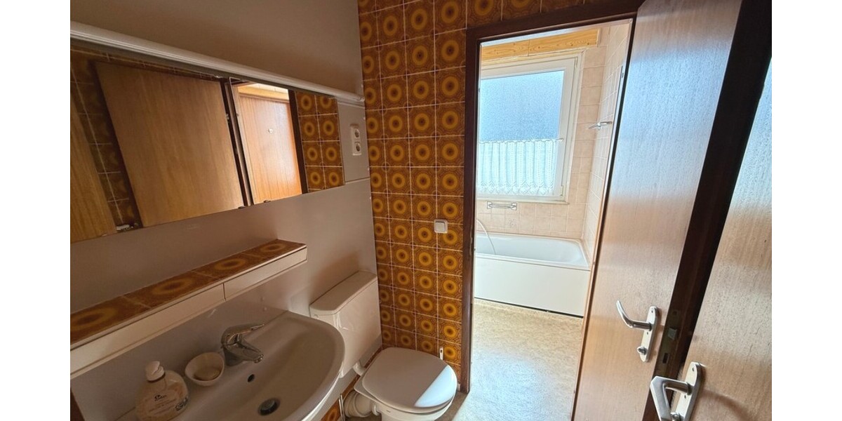 Schwalbach: Ruhig wohnen am Grüngürtel – Bungalow mit großem Garten und vielseitigem Raumangebot - Einfamilienhaus Schwalbach | Angebot:26534677