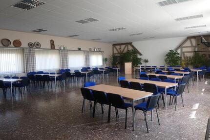 großer Saal mit Nebenräumen und Küche, barrierearm zimmer