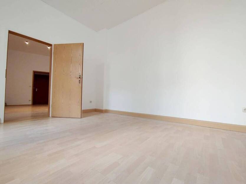 Helle neurenovierte SingleWohnung mit offene Wohnküche im ruhigen Haus mit freundlichen Nachbarn!