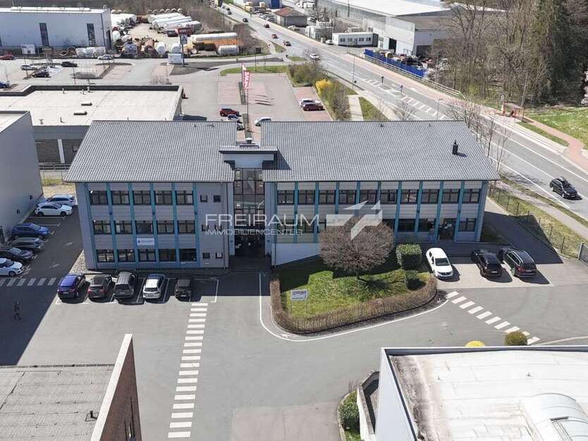 Büro in Kreuztal Kredenbach 1.890 € 235 m²