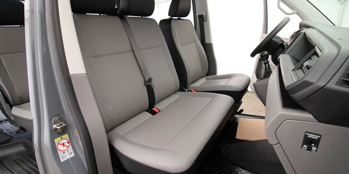 VW T6.1 Transporter Kombi lang 2.0 TDI 9-SITZER+AHK 161.457 km 27.900 &euro; Hagenow 19230