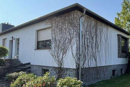 Gepflegtes Haus im Bungalowstil, mit beheiztem Pool, Backhaus und großen Nebengebäuden in Heinersdorf 3 zimmer