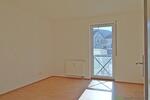 (12536 41) MGN: 2-Raum-Wohnung im Hochparterre mit einem runden WohnZimmerfenster, Laminatböden, Aufzug, Service inkl.