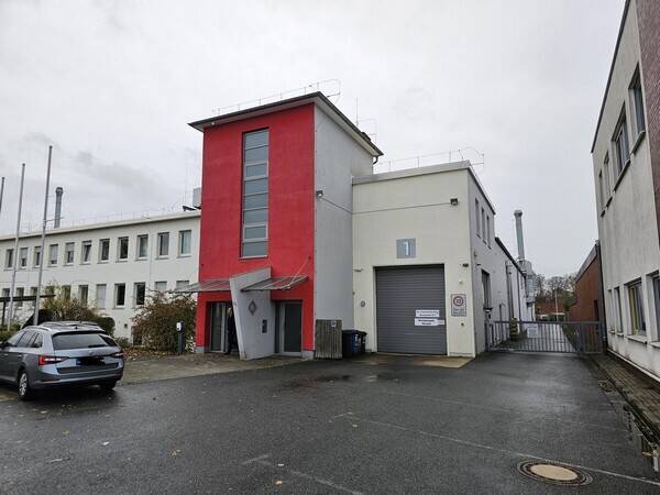 Gewerbeimmoblie mit Hallen- und Büroflächen zimmer